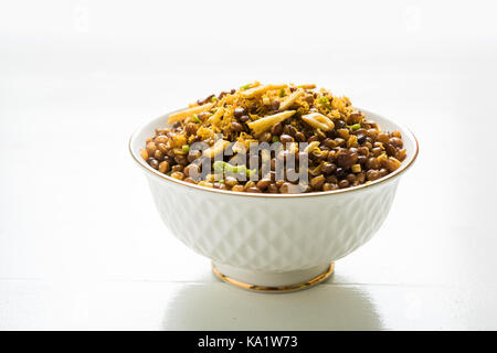 Foto di stock di dalmot o dalmoth namkeen o masoor dal namkeen ordry spuntini o chivda o chiwada famosa North Indian snack Foto Stock