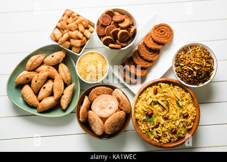 Foto di stock di diwali cibo o diwali snack o diwali dolci come anarsa, bakarvadi, chakli, sev, bhujiya, shankar pallido e chivda o chiwada, karanj Foto Stock