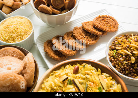 Foto di stock di diwali cibo o diwali snack o diwali dolci come anarsa, bakarvadi, chakli, sev, bhujiya, shankar pallido e chivda o chiwada, karanj Foto Stock