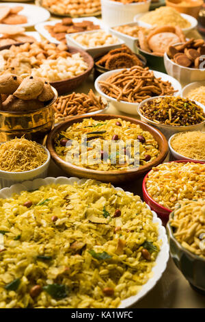 Foto di stock di diwali cibo o diwali snack o diwali dolci come anarsa, bakarvadi, chakli, sev, bhujiya, shankar pallido e chivda o chiwada, karanj Foto Stock