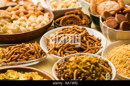 Foto di stock di diwali cibo o diwali snack o diwali dolci come anarsa, bakarvadi, chakli, sev, bhujiya, shankar pallido e chivda o chiwada, karanj Foto Stock