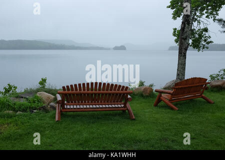 Nebbia mattutina pioggia e nebbia al parco su osborne punto sul Lago Pleasant in speculatore, NY Foto Stock