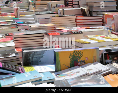 I libri e gli acquirenti su una strada di libri al giorno nell'isola di Mallorca Foto Stock