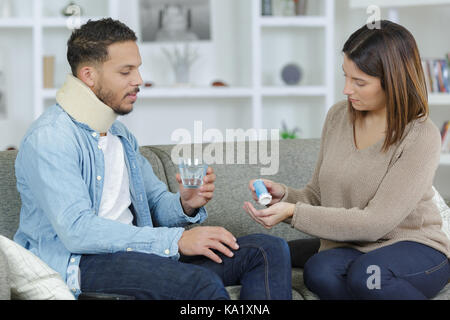 Donna prendendo cura del suo fidanzato Foto Stock