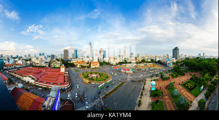 La città di Ho Chi Minh, Vietnam - giu 26, 2015: panorama del centro di Saigon e il mercato Ben Thanh nel tramonto, Vietnam. Il mercato è simbolo di Saigon Foto Stock