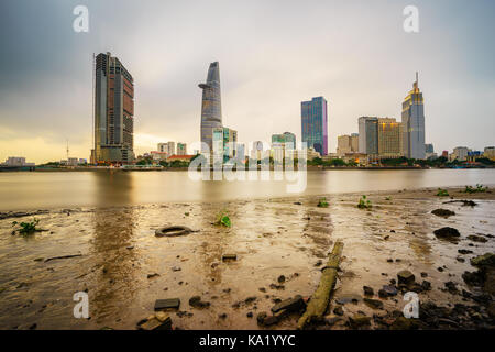 Il centro di Saigon nel tramonto (vista da thu thiem distretto) (lunga esposizione), la città di Ho Chi Minh, Vietnam. saigon è la città più grande del Vietnam Foto Stock