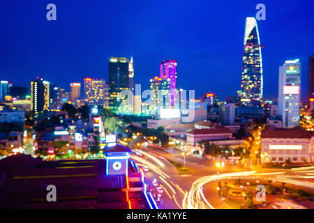 Il centro di Saigon e il mercato Ben Thanh con defocalizzata bokeh luci come sfondo astratto, Vietnam. saigon è la più grande città e centro economico in vn Foto Stock