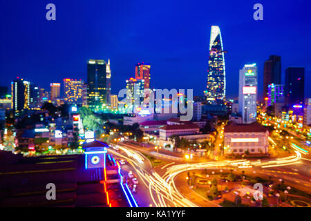 Il centro di Saigon e il mercato Ben Thanh con defocalizzata bokeh luci come sfondo astratto, Vietnam. saigon è la più grande città e centro economico in vn Foto Stock