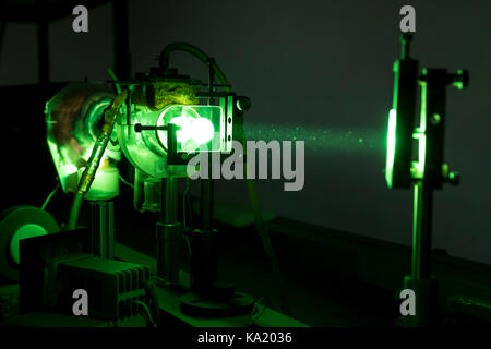 Potente verde industriali apparecchiature laser in un laboratorio di ricerca in fisica. fisica dello stato solido lab. amplificazione di luce mediante emissione stimolata di Foto Stock