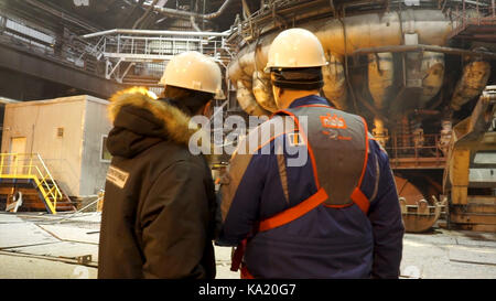 Il capo e il dipendente in fabbrica. chief imposta il compito per il lavoratore Foto Stock
