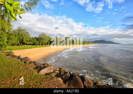 La popolare spiaggia di sabbia della spiaggia di Bramston, estremo Nord Queensland, FNQ, QLD, Australia Foto Stock