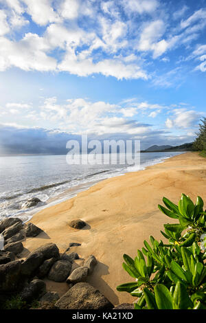 La popolare spiaggia di sabbia della spiaggia di Bramston, estremo Nord Queensland, FNQ, QLD, Australia Foto Stock