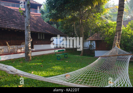 La clinica ayurvedica. Amaca appesa su di un albero di palma vicino al cottage in stile del Kerala. Foto Stock