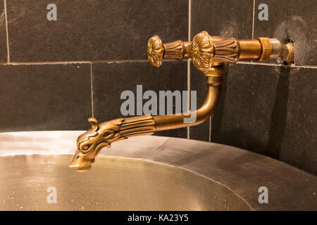 Unico rubinetto in ottone - interno di una sauna Foto Stock