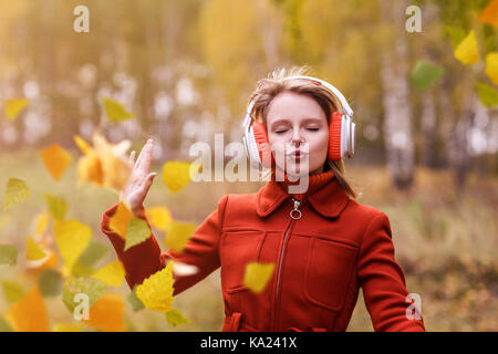 Giovane Donna con cuffie in ballo nel parco. Foto Stock