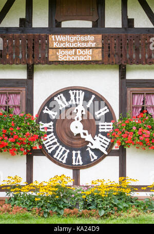 Triberg, Germania - 21 agosto 2017: il più grande orologio a cucù del mondo a schonach Foto Stock