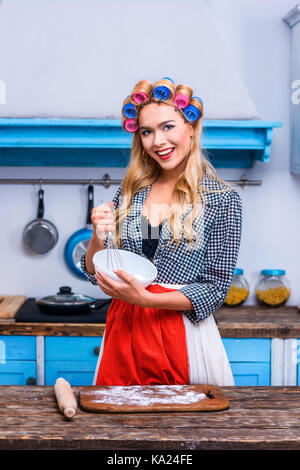 Bella donna con grembiule e mattarello Foto stock - Alamy