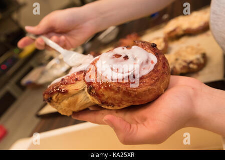 La pasticceria essendo realizzate in una panetteria di Sydney al mattino presto in vendita quel giorno Foto Stock