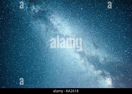 Vivace cielo notturno con stelle e nebulosa e Galaxy. deep sky astrophoto Foto Stock