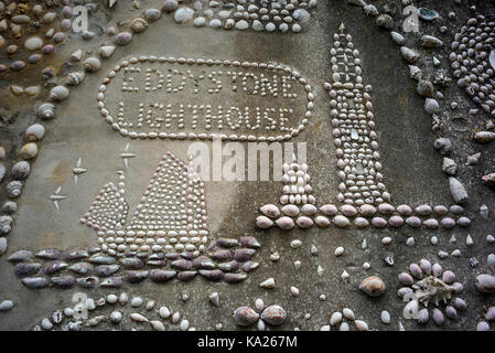 Eddistone faro e parte in barca di un murale decorativo realizzato da conchiglie di mare in via di polperro Cornwall Inghilterra Foto Stock