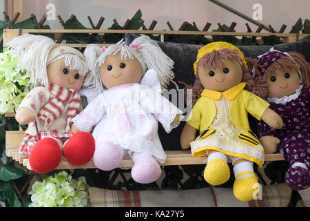 Bambole di stoffa, per la vendita su un mercato in stallo Foto Stock