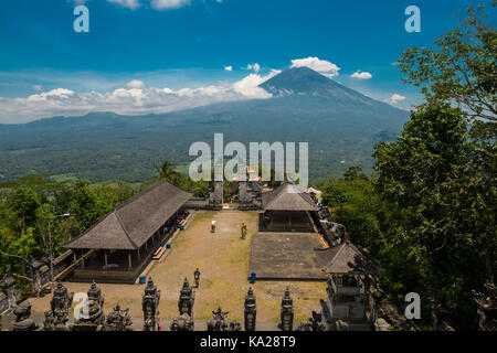 Monte Agung dal tempio lempuyang. attivo vulcano Gunung Agung a Bali, Indonesia. Foto Stock