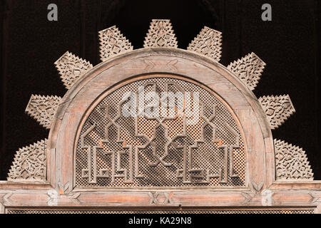 Sculture in legno nel Al-Attarine madrasa, di Fez, Marocco Foto Stock