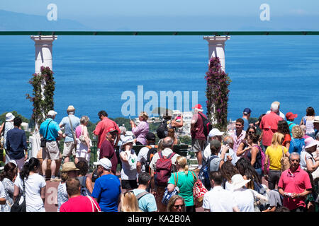 Turisti e gitanti su una visita all isola di capri nel golfo di Napoli, Italia. Foto Stock