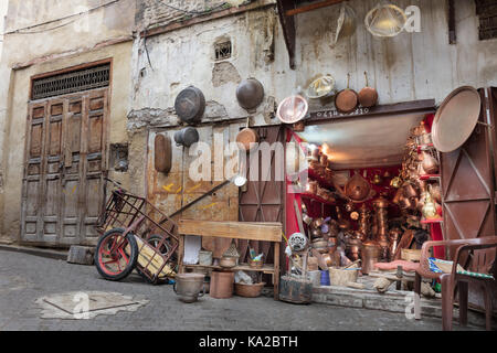 Fabbro in negozio di Fez, Marocco Foto Stock