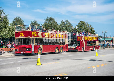 Chicago Street scene con hop on hop off bus turistici Foto Stock