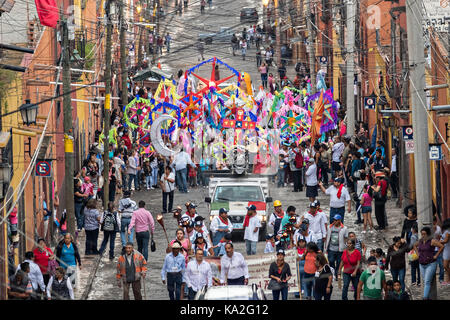 Operai ferroviari condurrà una fiesta processione attraverso la città all'inizio della settimana di festa del patrono san michele settembre 22, 2017 in San Miguel De Allende, Messico. Foto Stock