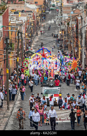 Operai ferroviari condurrà una fiesta processione attraverso la città all'inizio della settimana di festa del patrono san michele settembre 22, 2017 in San Miguel De Allende, Messico. Foto Stock