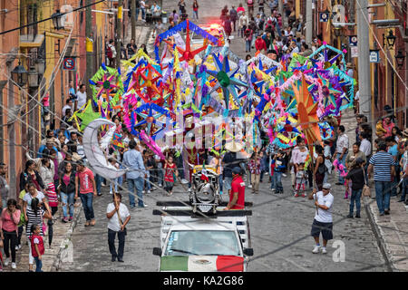 Operai ferroviari condurrà una fiesta processione attraverso la città all'inizio della settimana di festa del patrono san michele settembre 22, 2017 in San Miguel De Allende, Messico. Foto Stock