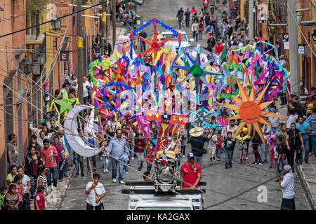 Operai ferroviari condurrà una fiesta processione attraverso la città all'inizio della settimana di festa del patrono san michele settembre 22, 2017 in San Miguel De Allende, Messico. Foto Stock