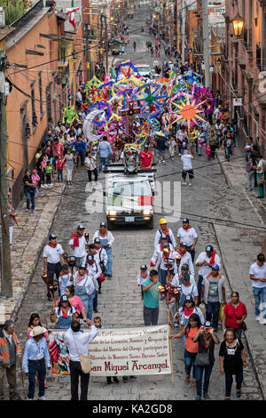 Operai ferroviari condurrà una fiesta processione attraverso la città all'inizio della settimana di festa del patrono san michele settembre 22, 2017 in San Miguel De Allende, Messico. Foto Stock