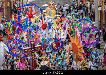 Operai ferroviari condurrà una fiesta processione attraverso la città all'inizio della settimana di festa del patrono san michele settembre 22, 2017 in San Miguel De Allende, Messico. Foto Stock