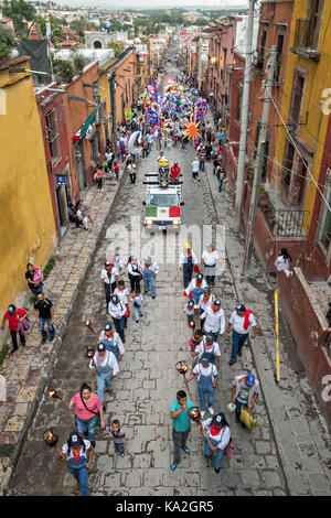 Operai ferroviari condurrà una fiesta processione attraverso la città all'inizio della settimana di festa del patrono san michele settembre 22, 2017 in San Miguel De Allende, Messico. Foto Stock