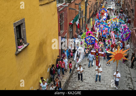 Operai ferroviari condurrà una fiesta processione attraverso la città all'inizio della settimana di festa del patrono san michele settembre 22, 2017 in San Miguel De Allende, Messico. Foto Stock