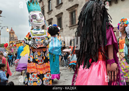 Una sfilata di carta gigante-mache marionette chiamato mojigangas danza in processione attraverso la città all'inizio della settimana di festa del patrono san michele settembre 22, 2017 in San Miguel De Allende, Messico. Foto Stock