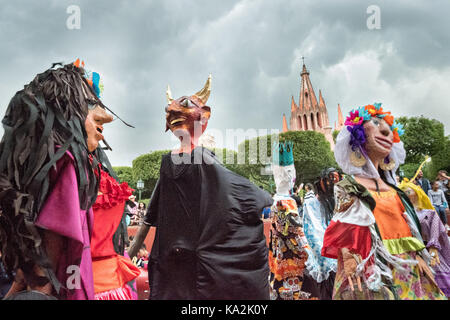 Una sfilata di carta gigante-mache marionette chiamato mojigangas danza in processione attraverso la città all'inizio della settimana di festa del patrono san michele settembre 22, 2017 in San Miguel De Allende, Messico. Foto Stock