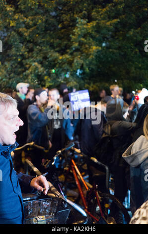 Germania. 24 settembre, 2017. La dimostrazione che si è formata al di fuori del partito afd a alexanderstrasse, dopo i risultati è venuto fuori che il 13 percento ha votato per l'AFD. Credito: jack mawbey/alamy live news Foto Stock