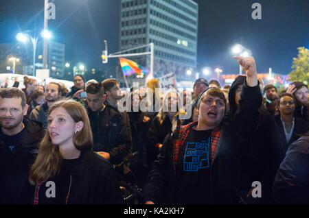 Germania. 24 settembre, 2017. La dimostrazione che si è formata al di fuori del partito afd a alexanderstrasse, dopo i risultati è venuto fuori che il 13 percento ha votato per l'AFD. Credito: jack mawbey/alamy live news Foto Stock