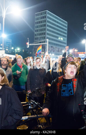 Germania. 24 settembre, 2017. La dimostrazione che si è formata al di fuori del partito afd a alexanderstrasse, dopo i risultati è venuto fuori che il 13 percento ha votato per l'AFD. Credito: jack mawbey/alamy live news Foto Stock