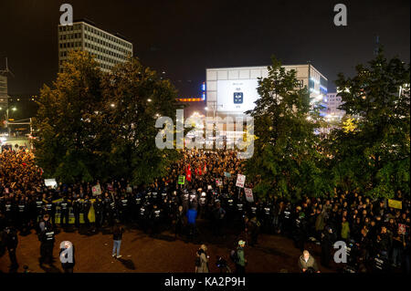 Berlino, Germania. 24Sep, 2017. I dimostranti davanti al club sono visto circondato da una linea di polizia durante una manifestazione di protesta. Più di mille persone che manifestano di fronte ad un club di Berlino, dove l'AfD è in grado di organizzare il suo partito elettorale. Il 24 settembre 2017 a Berlino, Germania. Credito: SOPA Immagini limitata/Alamy Live News Foto Stock