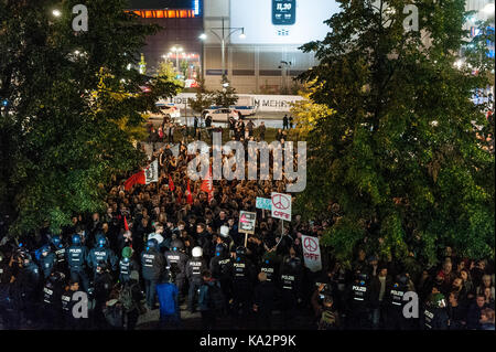 Berlino, Germania. 24Sep, 2017. I dimostranti davanti al club sono visto circondato da una linea di polizia durante una manifestazione di protesta. Più di mille persone che manifestano di fronte ad un club di Berlino, dove l'AfD è in grado di organizzare il suo partito elettorale. Il 24 settembre 2017 a Berlino, Germania. Credito: SOPA Immagini limitata/Alamy Live News Foto Stock