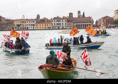 Venezia, Veneto, Italia. 24 settembre 2017. I partecipanti in assenza di Grandi Navi o no grandi navi, protesta contro il passaggio di turista crociera attraverso la laguna e la città e i piani per aprire dregde vecchi canali.. Quattro grandi navi da crociera ha ritardato la loro partenza piuttosto che groviglio con il blocco foltilla di piccole imbarcazioni evitando in tal modo il confronto. Il credito. Maria Clarke/Alamy Live News Foto Stock