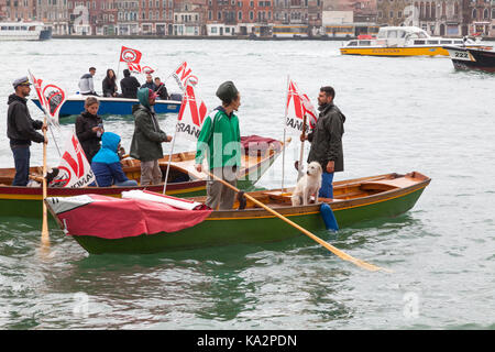 Venezia, Veneto, Italia. 24 settembre 2017. I partecipanti in assenza di Grandi Navi o no grandi navi, protesta contro il passaggio di turista crociera attraverso la laguna e la città e i piani per aprire dregde vecchi canali.. Quattro grandi navi da crociera ha ritardato la loro partenza piuttosto che groviglio con il blocco foltilla di piccole imbarcazioni evitando in tal modo il confronto. Il credito. Maria Clarke/Alamy Live News Foto Stock