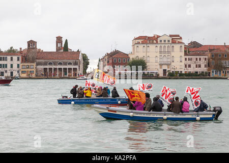 Venezia, Veneto, Italia. 24 settembre 2017. I partecipanti in assenza di Grandi Navi o no grandi navi, protesta contro il passaggio di turista crociera attraverso la laguna e la città e i piani per aprire dregde vecchi canali.. Quattro grandi navi da crociera ha ritardato la loro partenza piuttosto che groviglio con il blocco foltilla di piccole imbarcazioni evitando in tal modo il confronto. Il credito. Maria Clarke/Alamy Live News Foto Stock