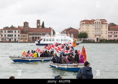 Venezia, Veneto, Italia. 24 settembre 2017. I partecipanti in assenza di Grandi Navi o no grandi navi, protesta contro il passaggio di turista crociera attraverso la laguna e la città e i piani per aprire dregde vecchi canali.. Quattro grandi navi da crociera ha ritardato la loro partenza piuttosto che groviglio con il blocco foltilla di piccole imbarcazioni evitando in tal modo il confronto. Il credito. Maria Clarke/Alamy Live News Foto Stock