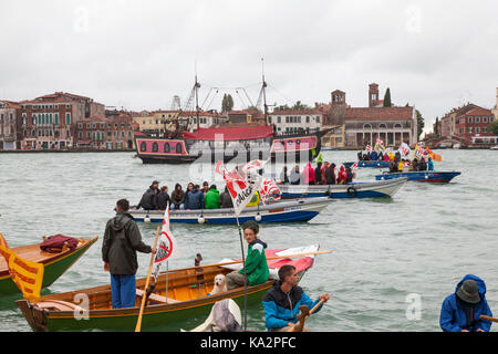 Venezia, Veneto, Italia. 24 settembre 2017. I partecipanti in assenza di Grandi Navi o no grandi navi, protesta contro il passaggio di turista crociera attraverso la laguna e la città e i piani per aprire dregde vecchi canali.. Quattro grandi navi da crociera ha ritardato la loro partenza piuttosto che groviglio con il blocco foltilla di piccole imbarcazioni evitando in tal modo il confronto. Il credito. Maria Clarke/Alamy Live News Foto Stock